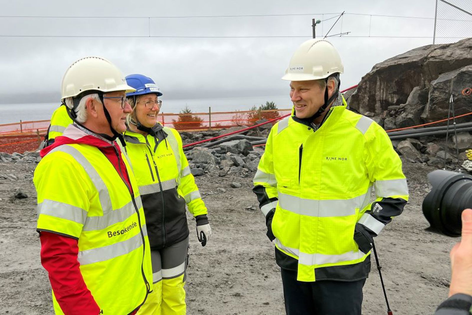 Konserndirektør Utbygging i Bane NOR, Stine Undrum, i samtale med Stangeordfører Bjarne Christiansen og samferdselsminister Jon-Ivar Nygård 