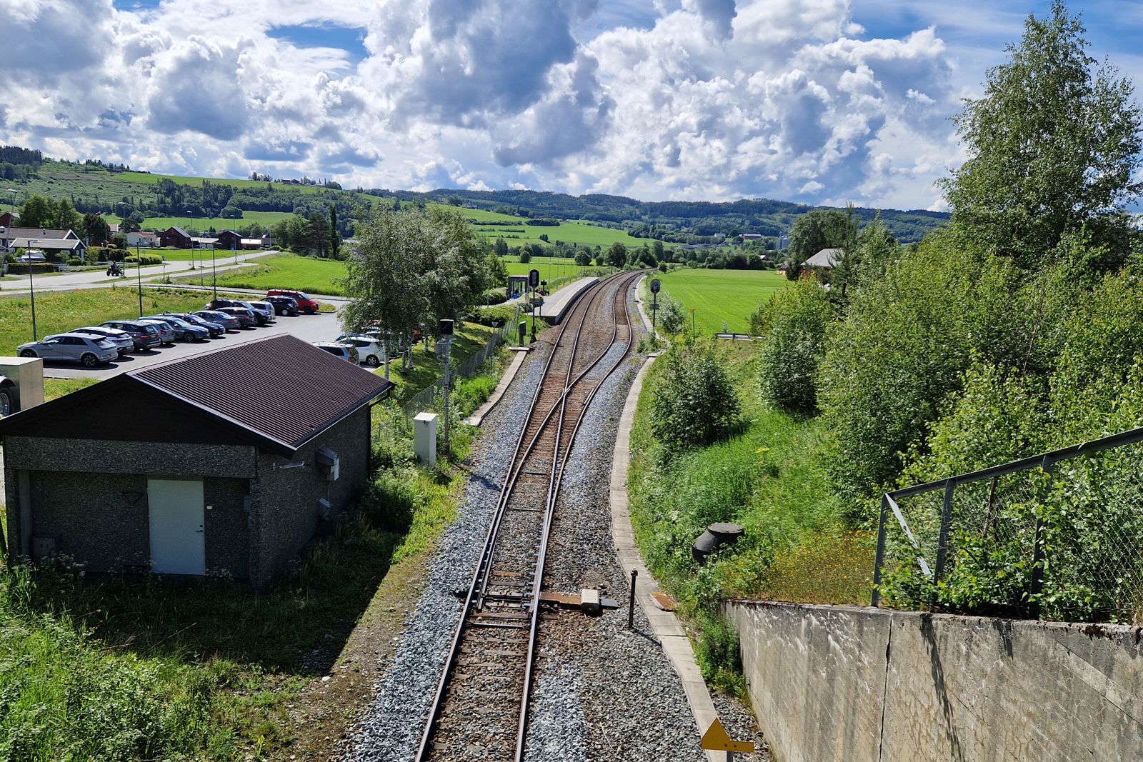 Bilde av Bergsgrav stasjon sett fra Jamtlandsvegen mot sørvest.