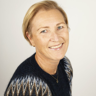 Hodebilde av smilende dame med mønstrende genser