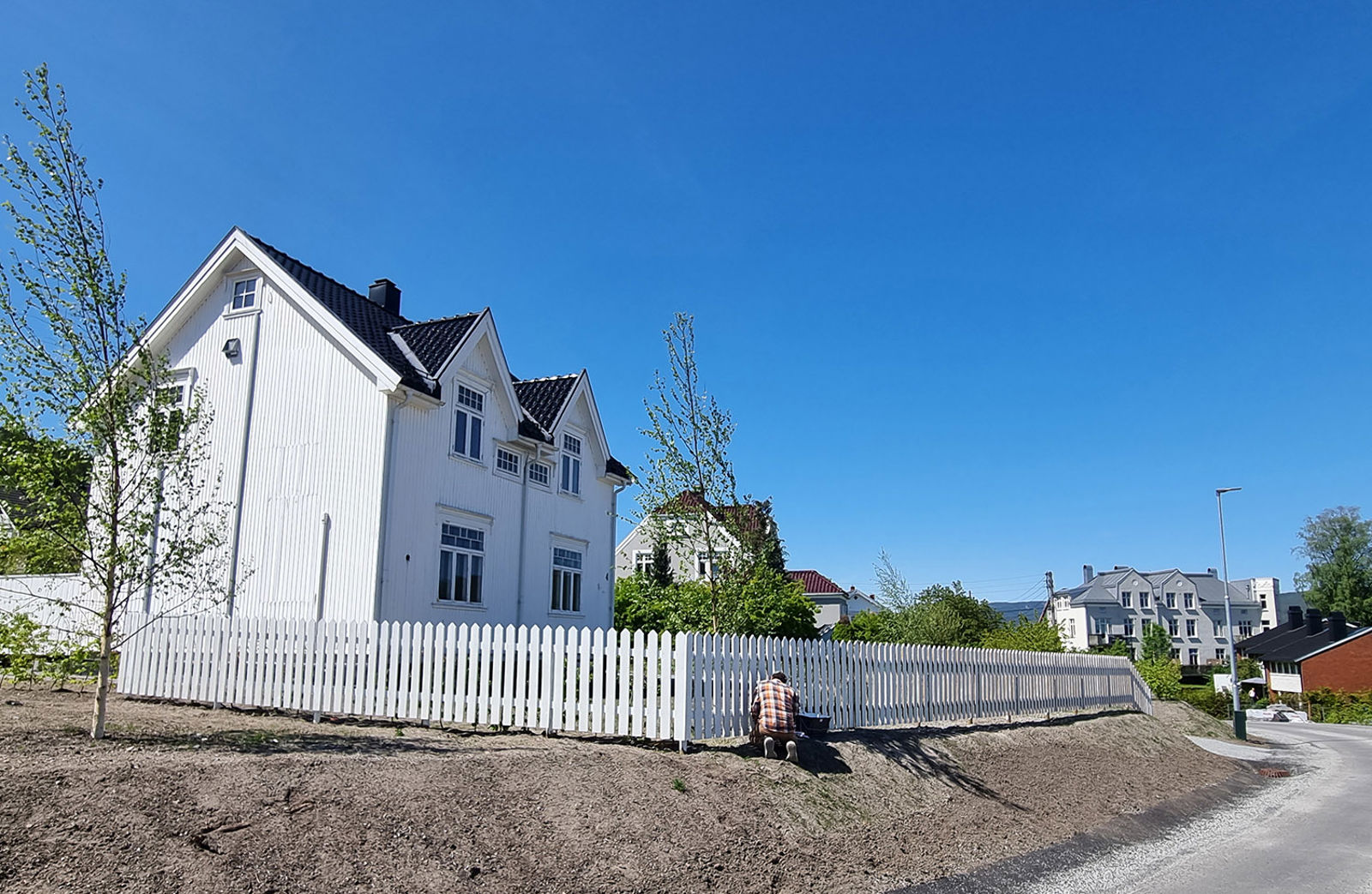 Person maler gjerde.