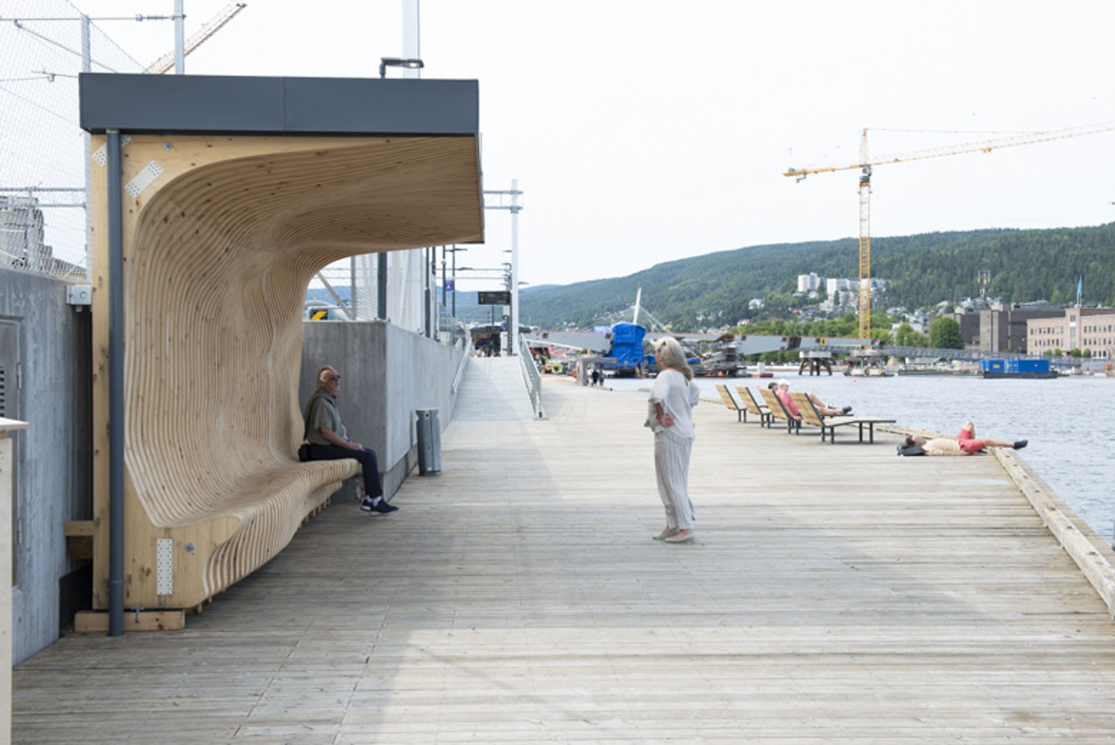 Bilde av benk og folk som koser seg