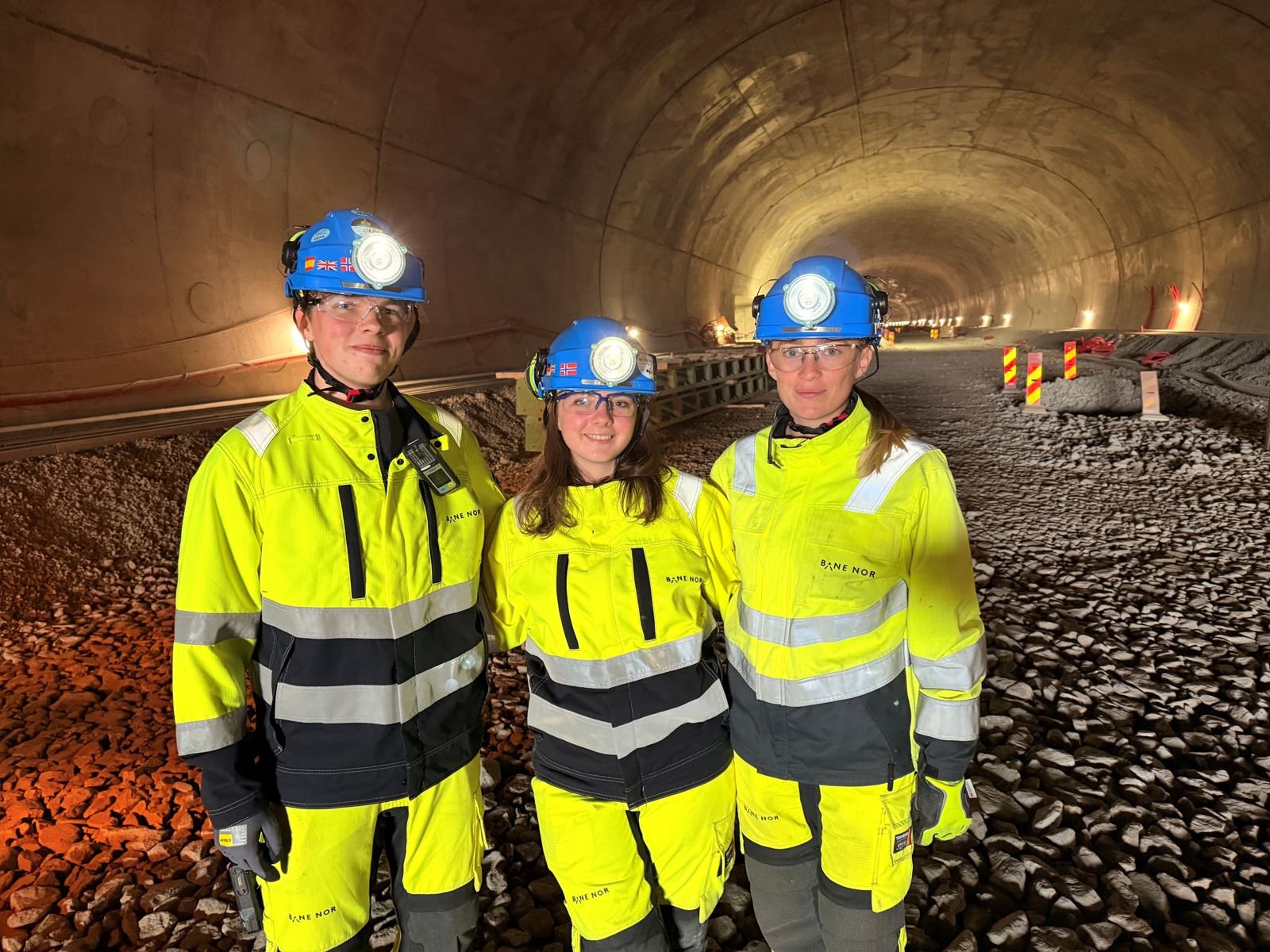 Foto av de tre studentene nede i en tunnel. 