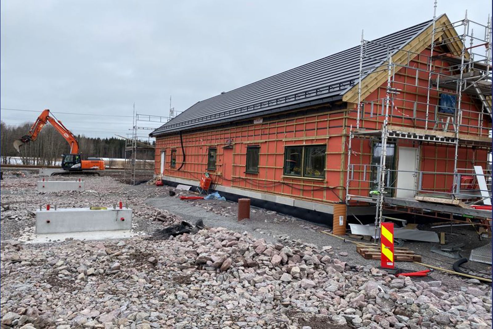 Rød bygning, kan ligne på en låve.