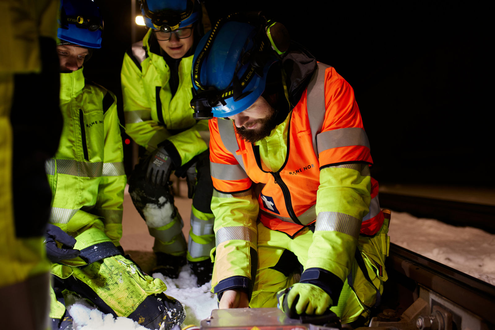 Bilde av arbeider som jobber på spor