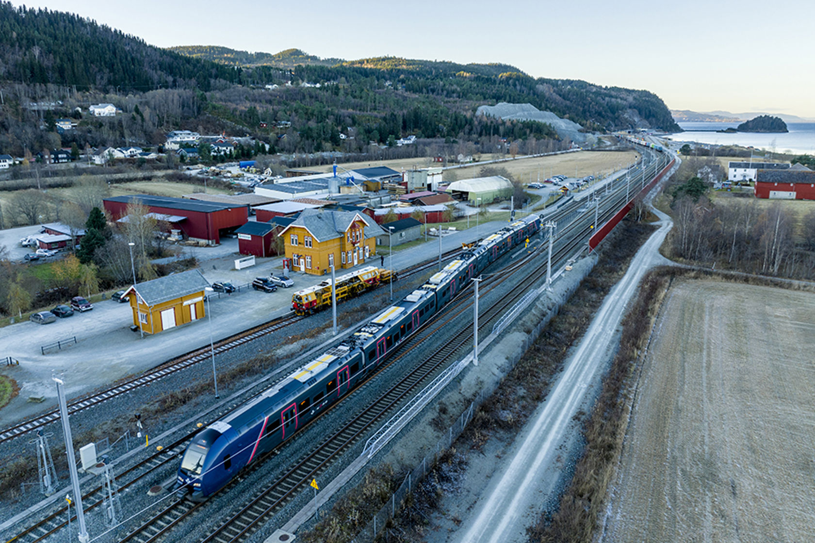 Hell stasjon utstyres med master og annet utstyr som skal til for elektrisk togdrift.