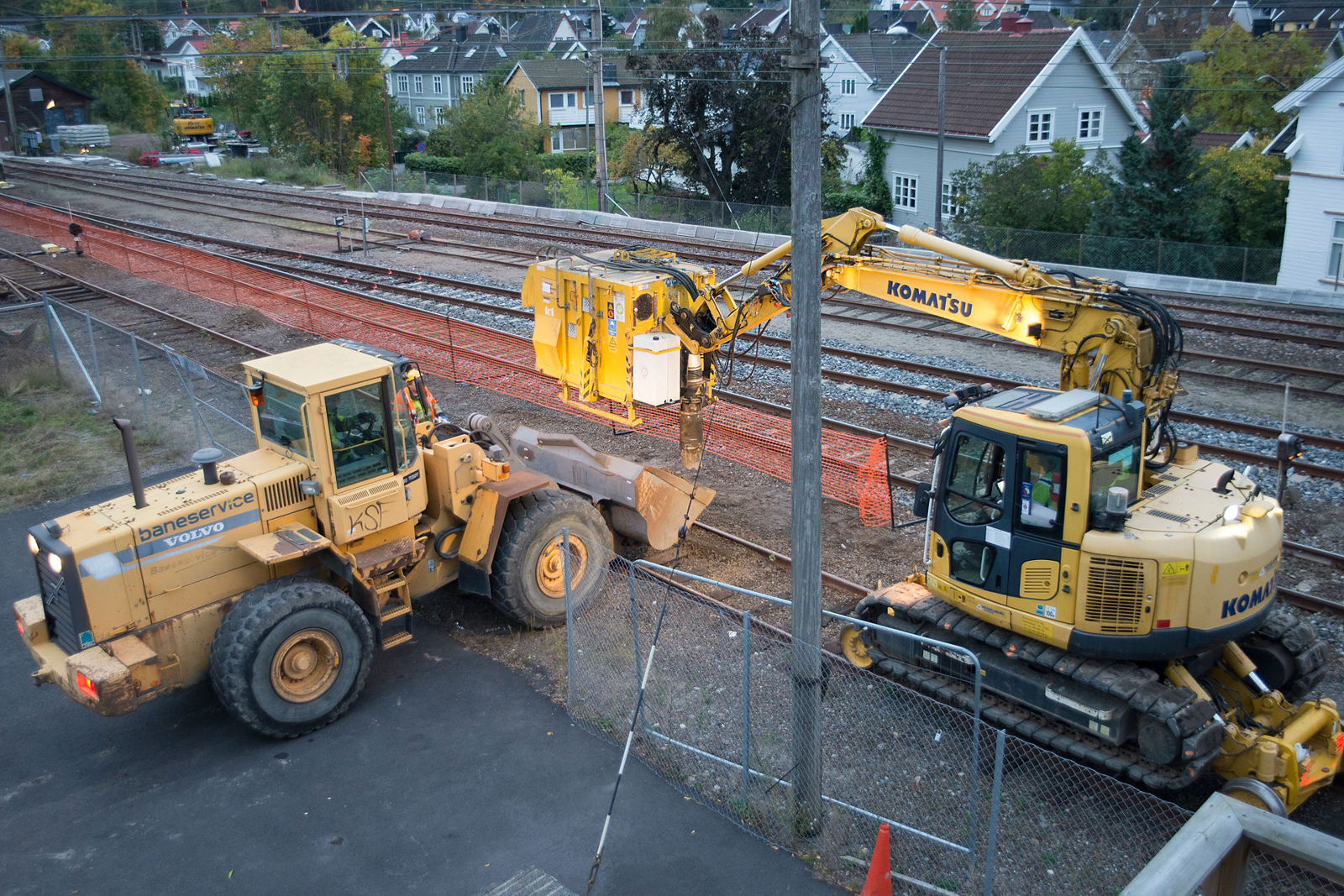 To anleggsmaskiner i jernbanesporet.