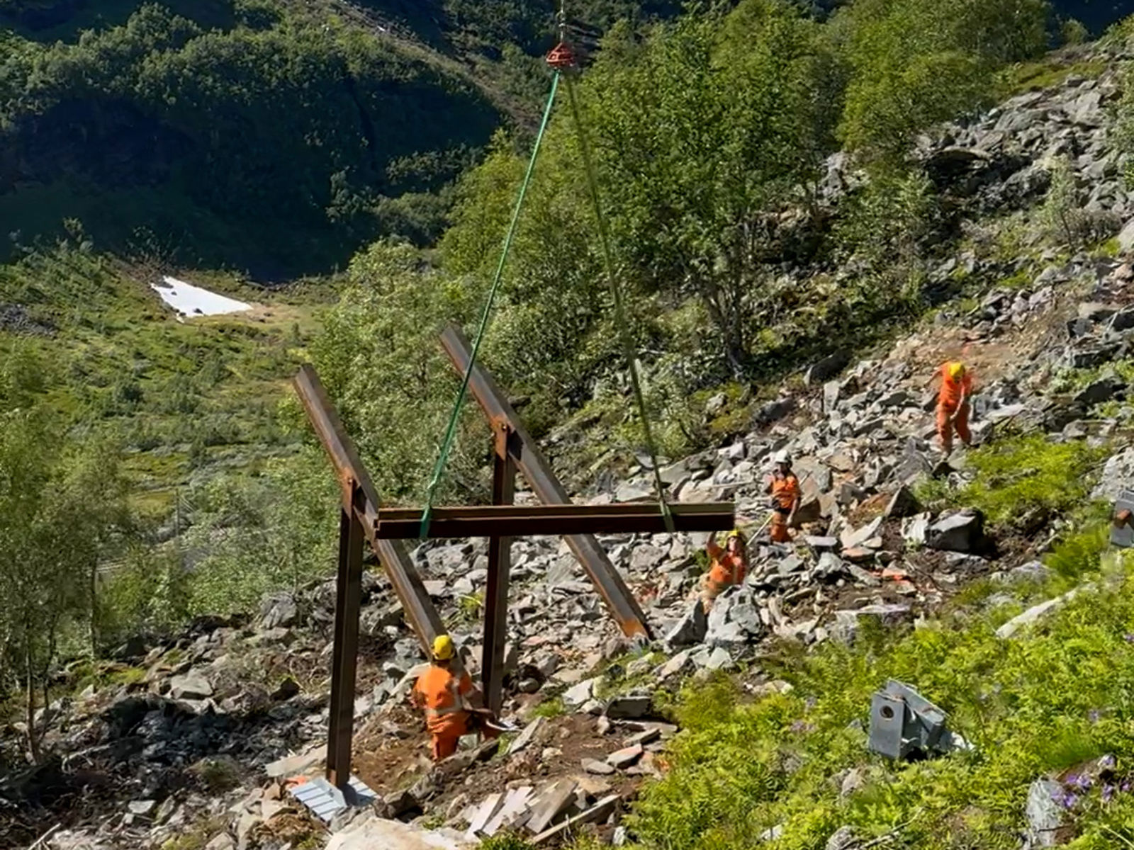 Arbeidslag som tar imot stålbjelke