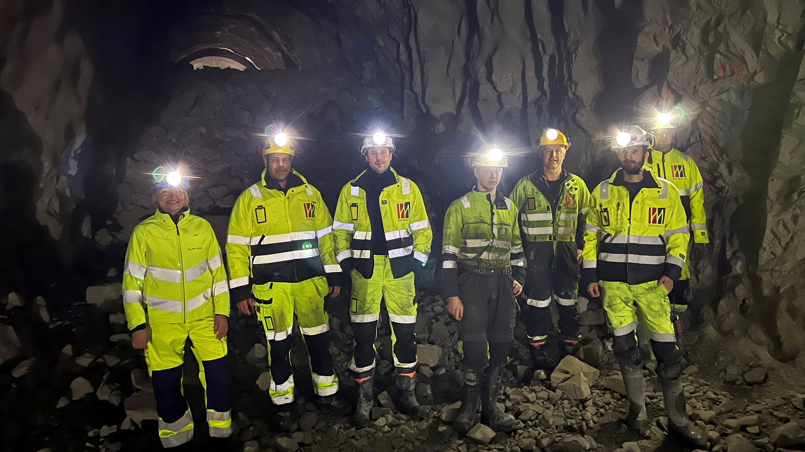 Menn og kvinner i vernetøy avbildet i tunnel