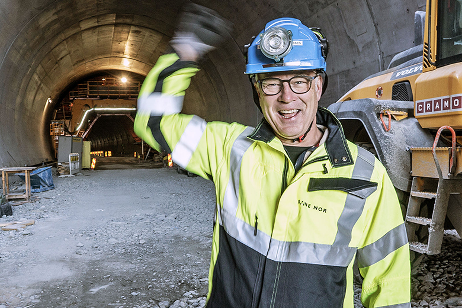 Mann i gult vernetøy står inne i en tunnel.