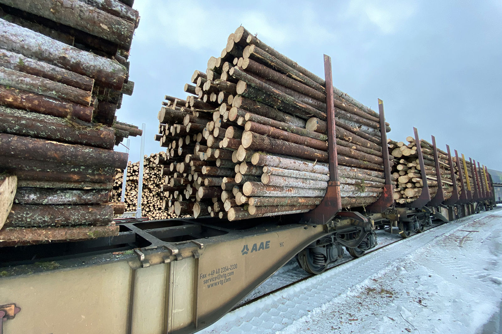 Bilde av et tømmertog.