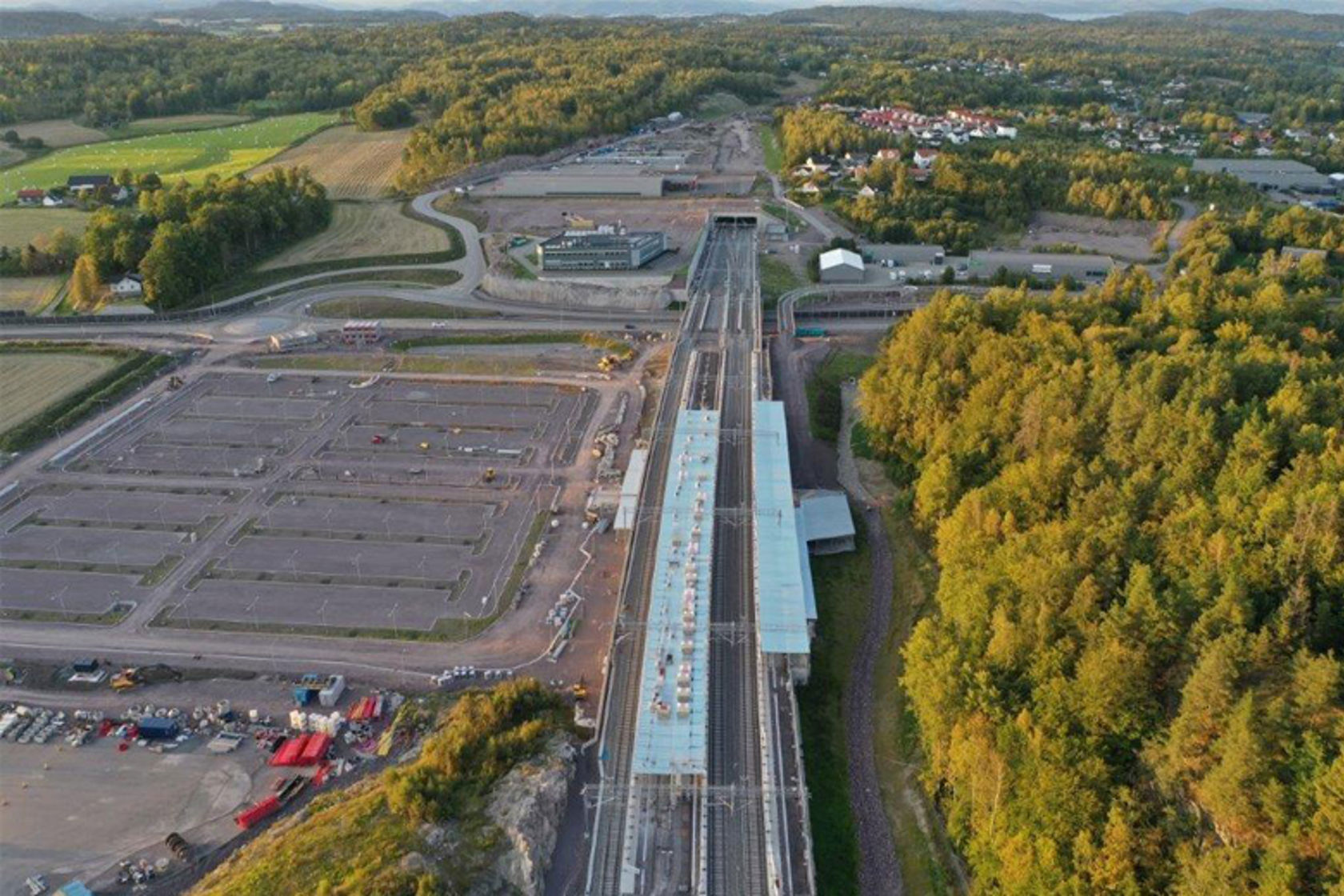 Dronefoto av anleggsplassen til nye Horten stasjon med tilhørende parkeringsplass.