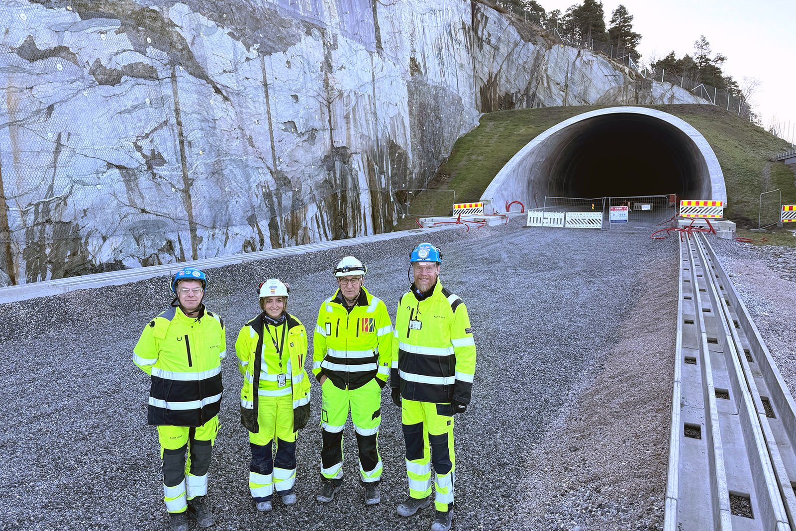 Foto som viser ledere fra Bane NOR og MossIA utenfor tunnelportalen ved Sandbukta. 