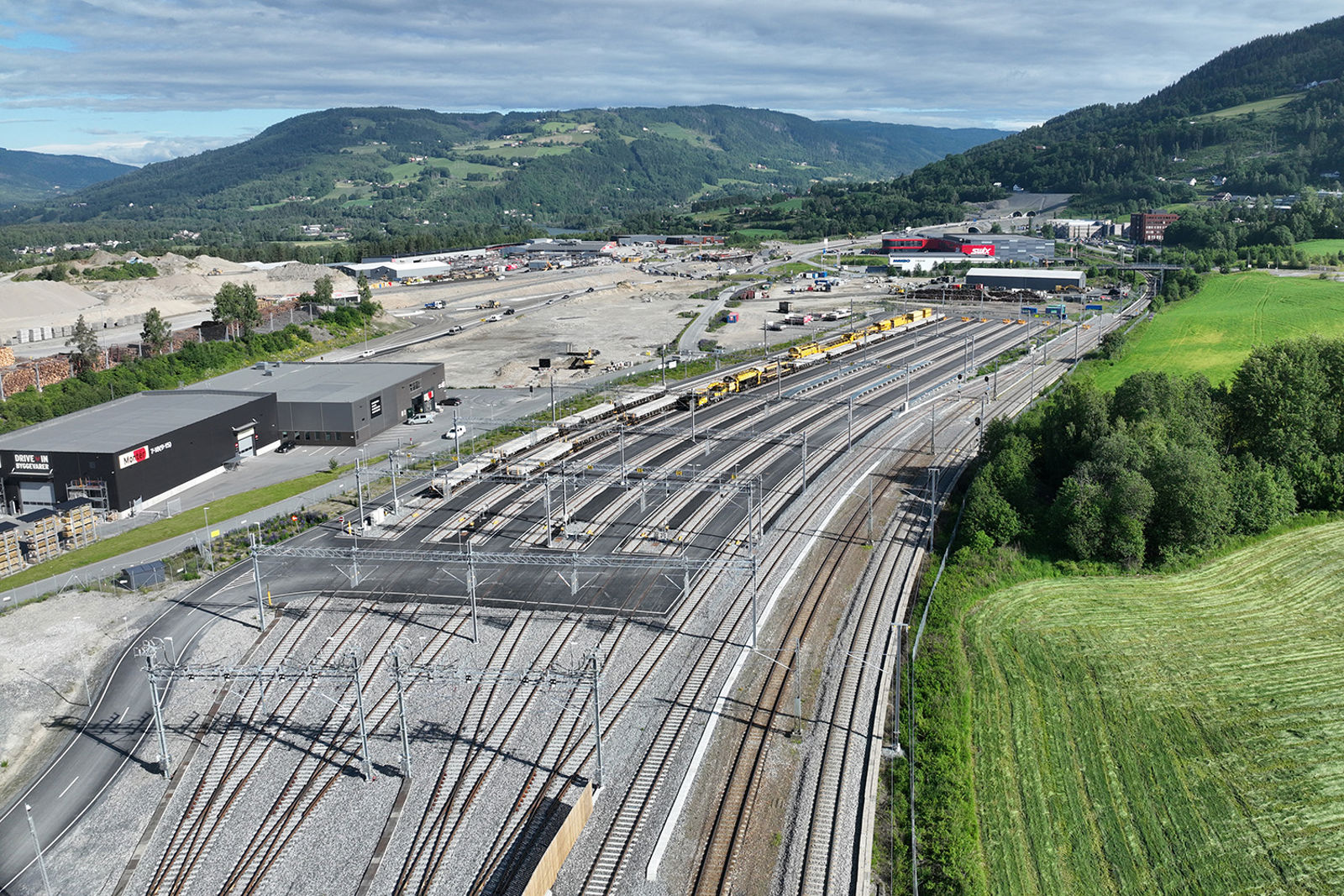 Dronefoto av vifta med åtte hensettingsspor og Dovrebanen i forgrunnen.