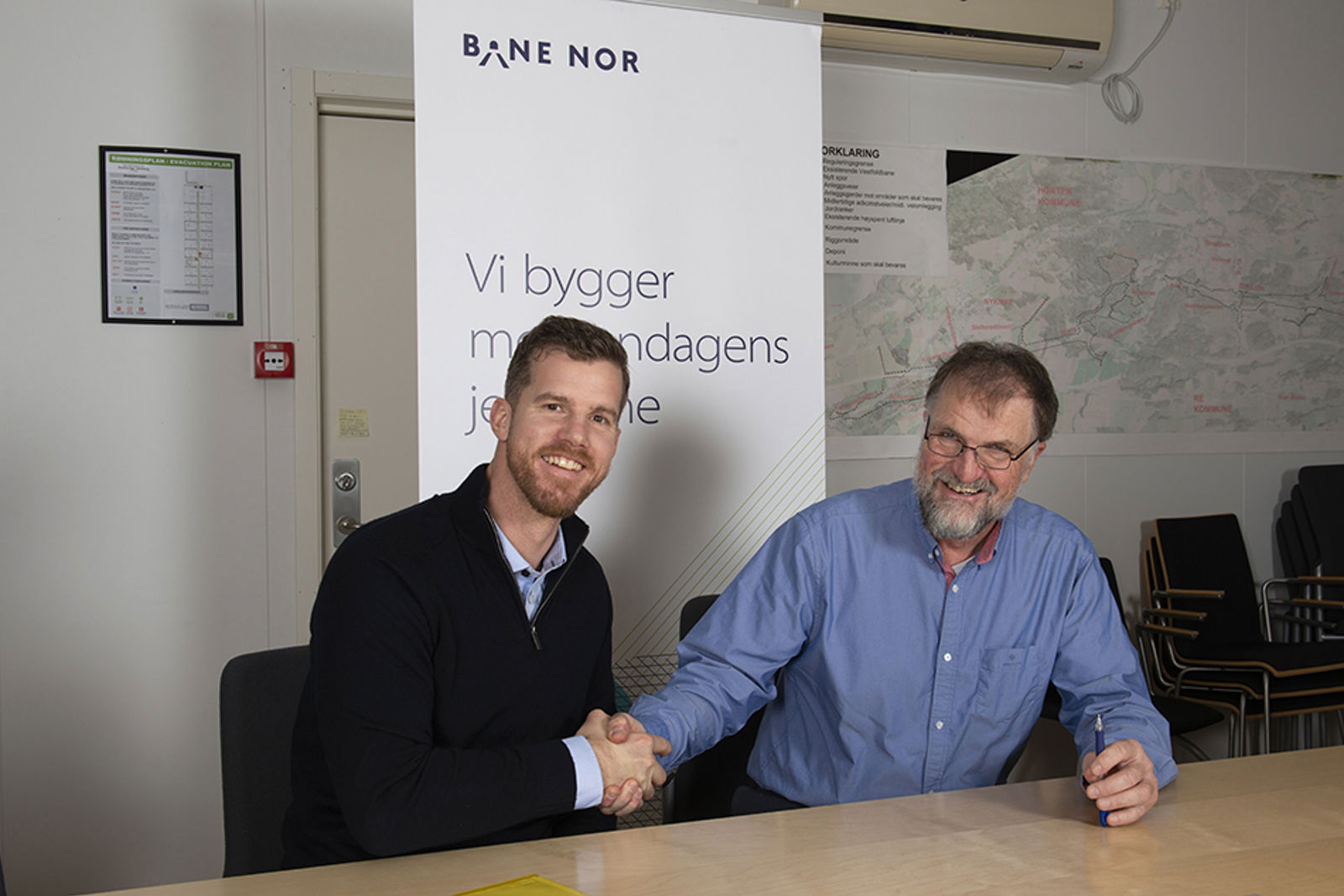 To menn som tar hverandre i hånden