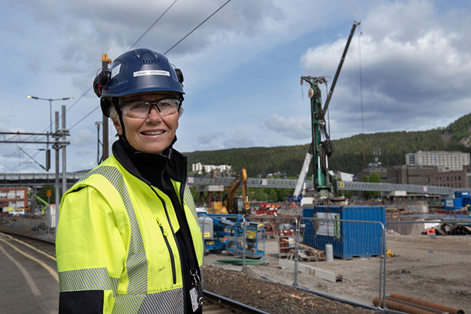 Kvinne i vernetøy på anleggsplass