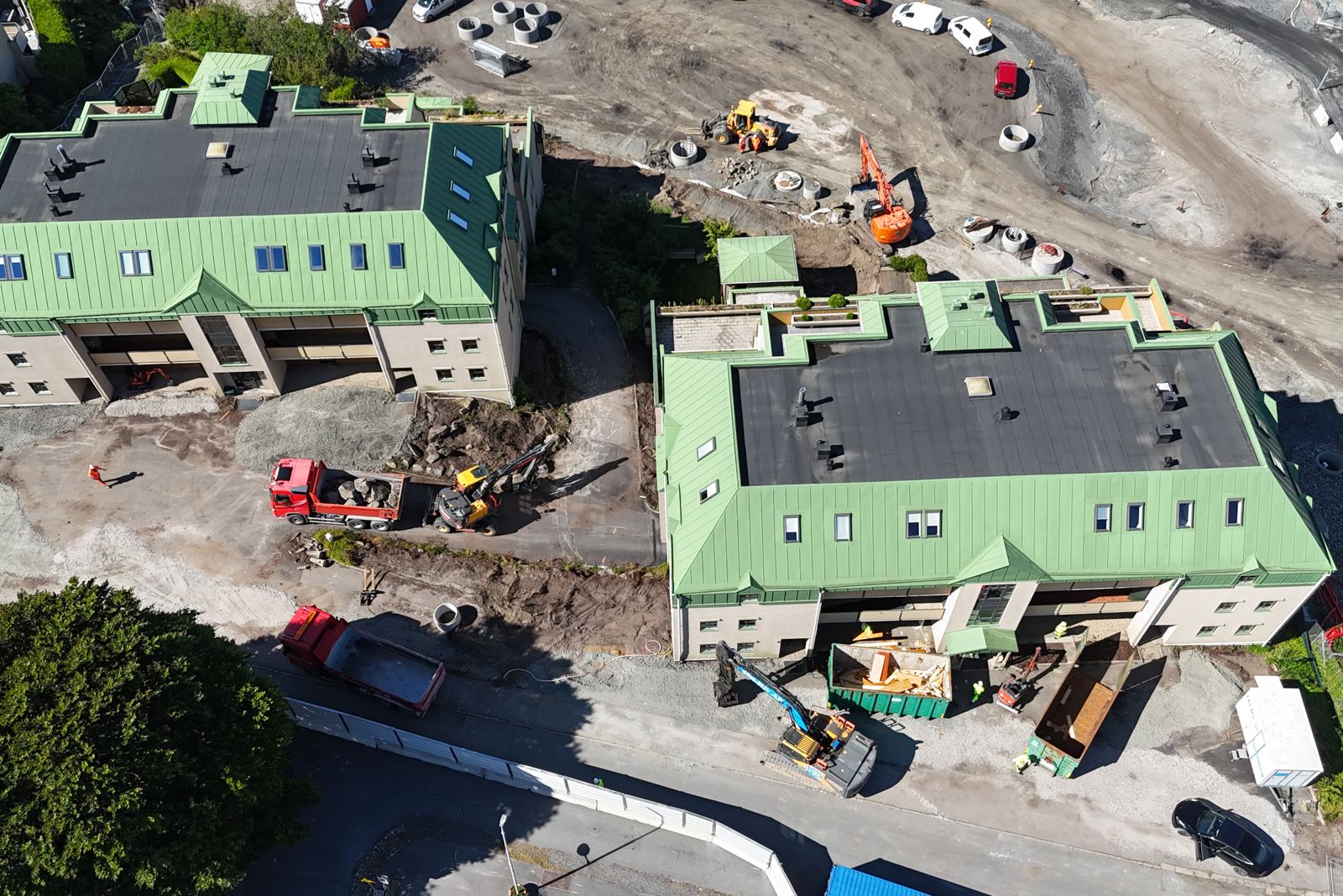 Dronefoto som viser de to byggene. 