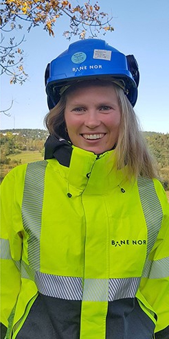 Portrettbilde av Vilde Naia Moi i gult vernetøy og blå hjelm.