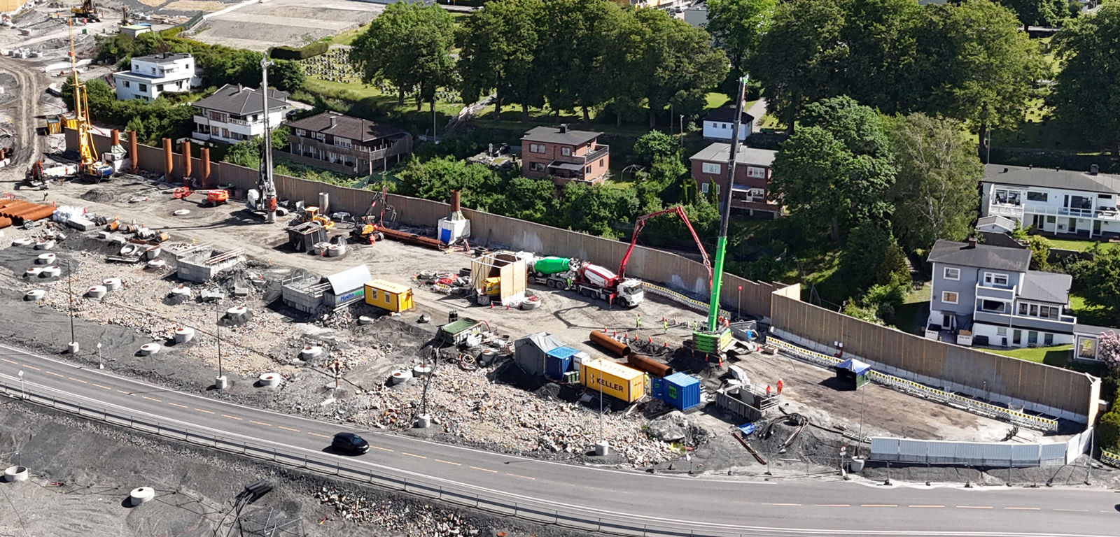 Dronebilde som viser området der pilarveggen bygges. 