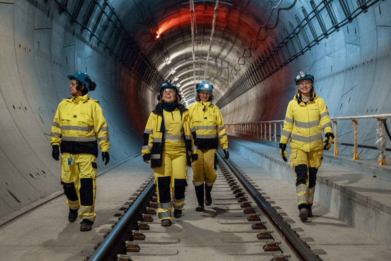 4 ansatte i verneklær går inne i Blixtunellen.