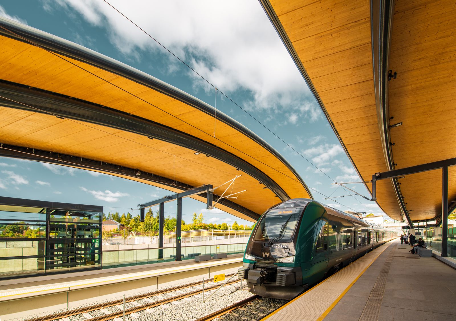 Toget køyrer inn på Ski stasjon