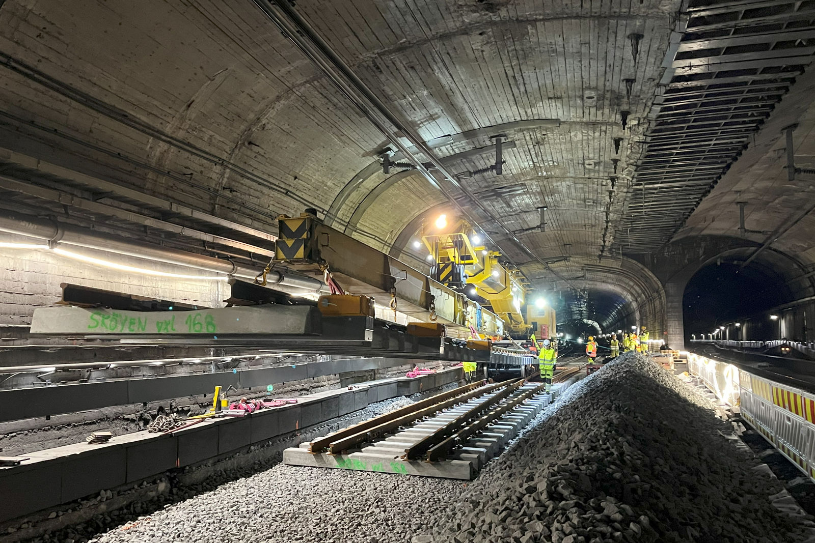Sporveksel heises på plass i Oslotunnelen.