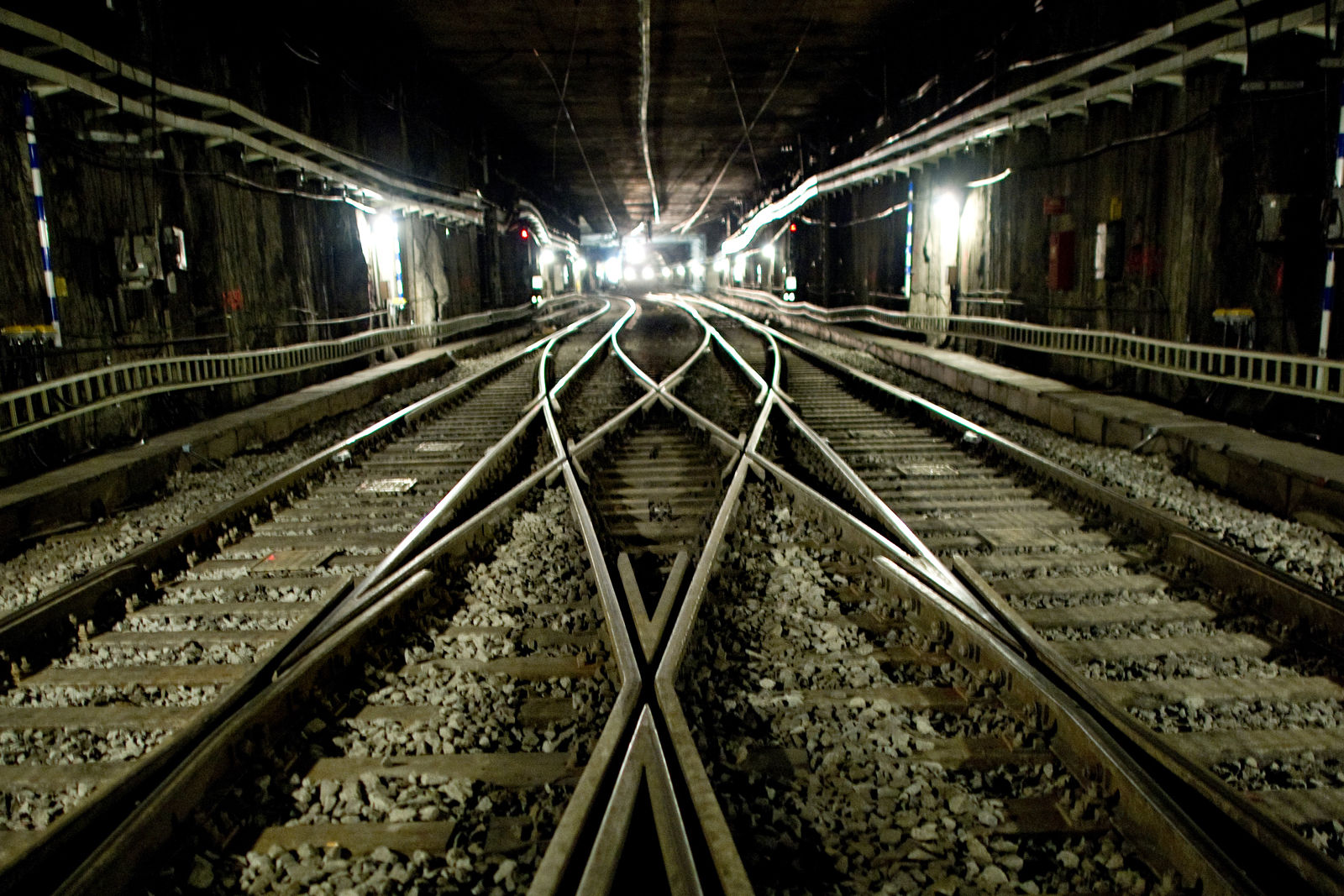 Skinner på kryss og tvers i mørk tunnel