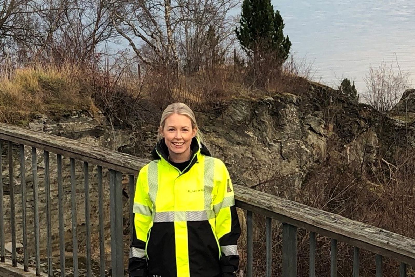 Portrettbilde av Line Skar i gult vernetøy.