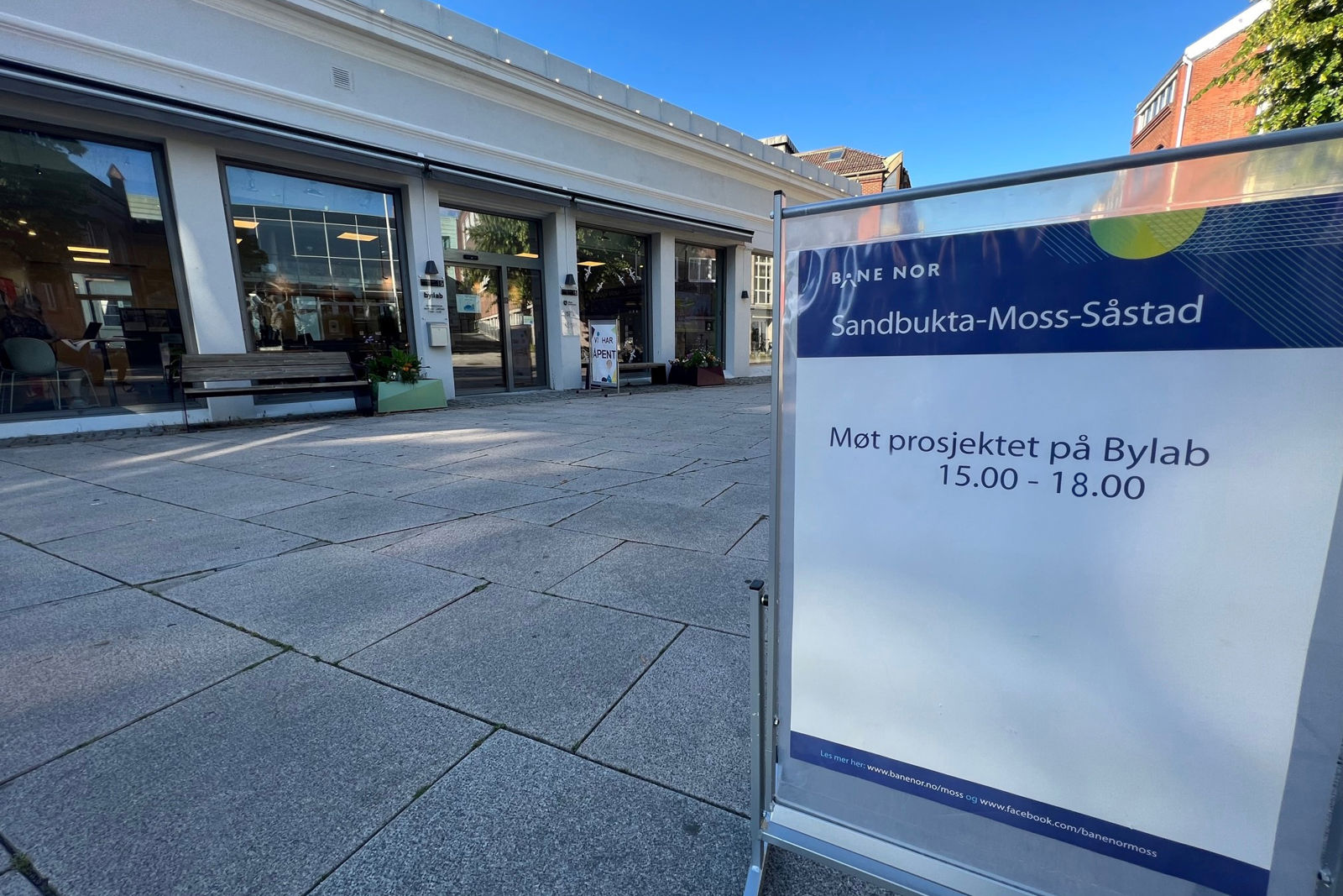 Foto av informasjonsskilt for Bane NORs tilstedeværelse på Bylab. 