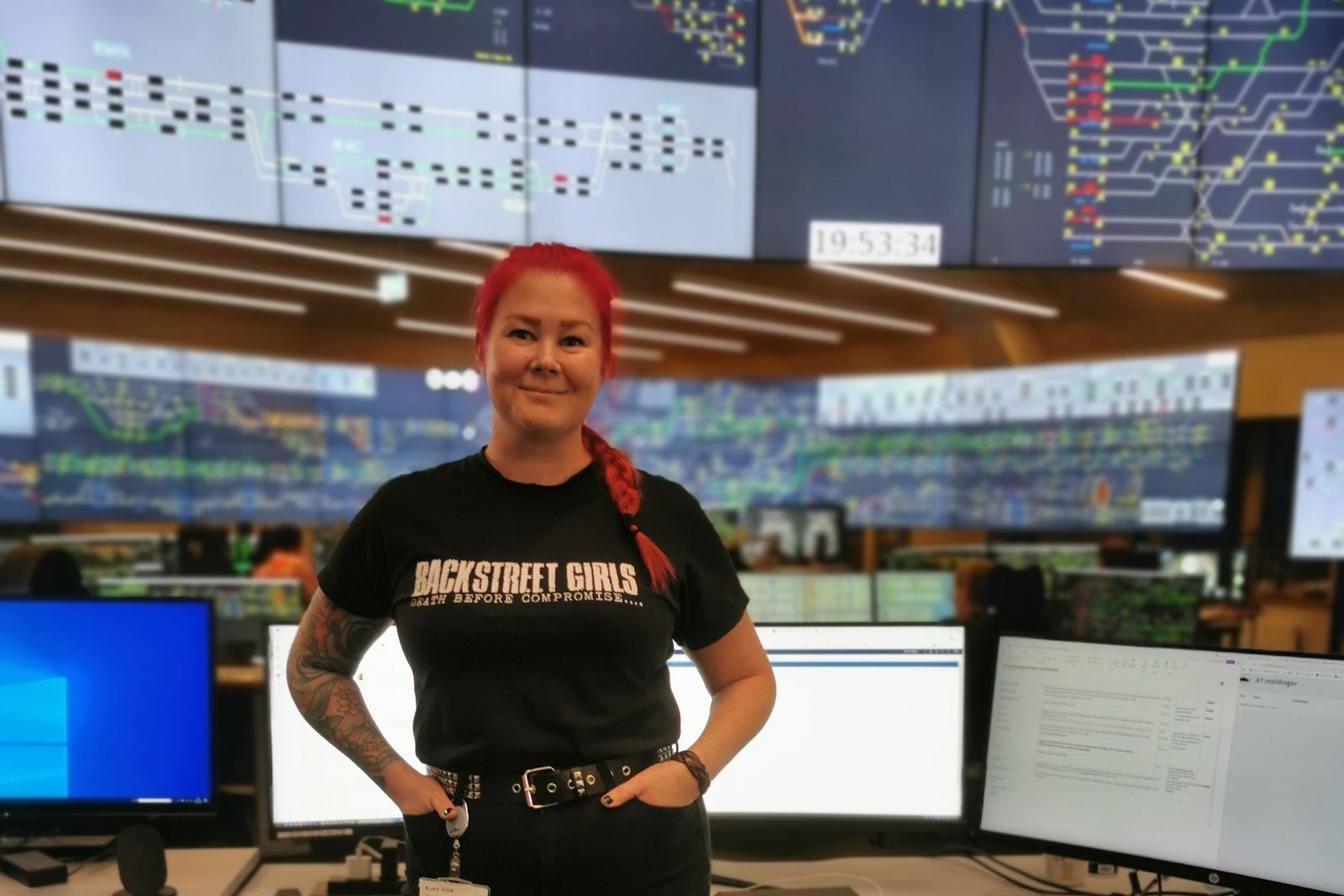 Kvinne smiler og ser i kamera