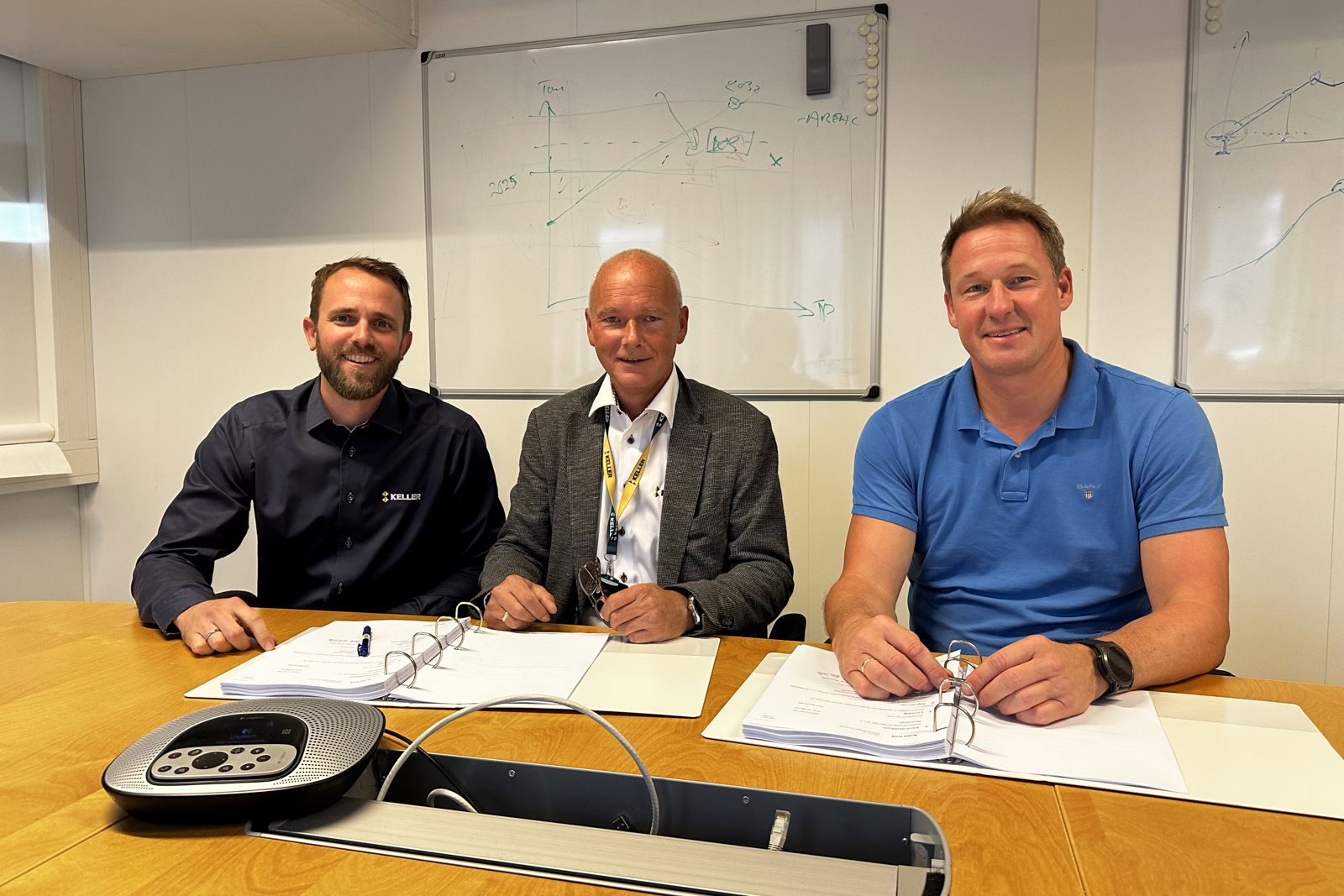 Bilde av ledere fra Keller og Bane NOR som signerer kontrakt.