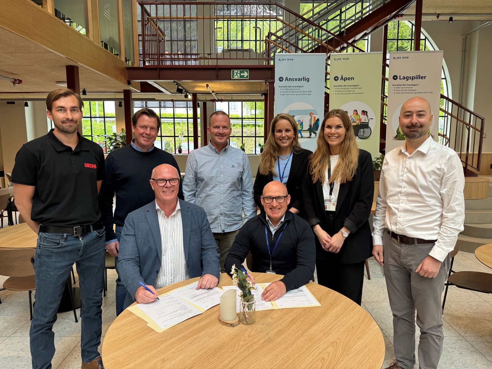 Gruppebilde fra signering av kontrakt for nye kryssingsspor