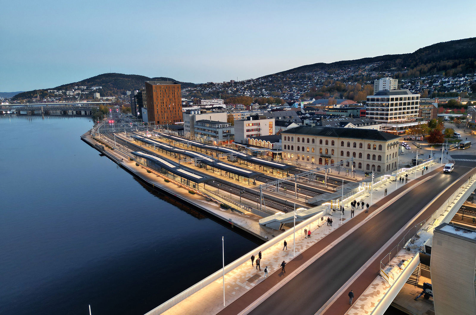 Dronefoto av stasjonen med bybrua i forkant.