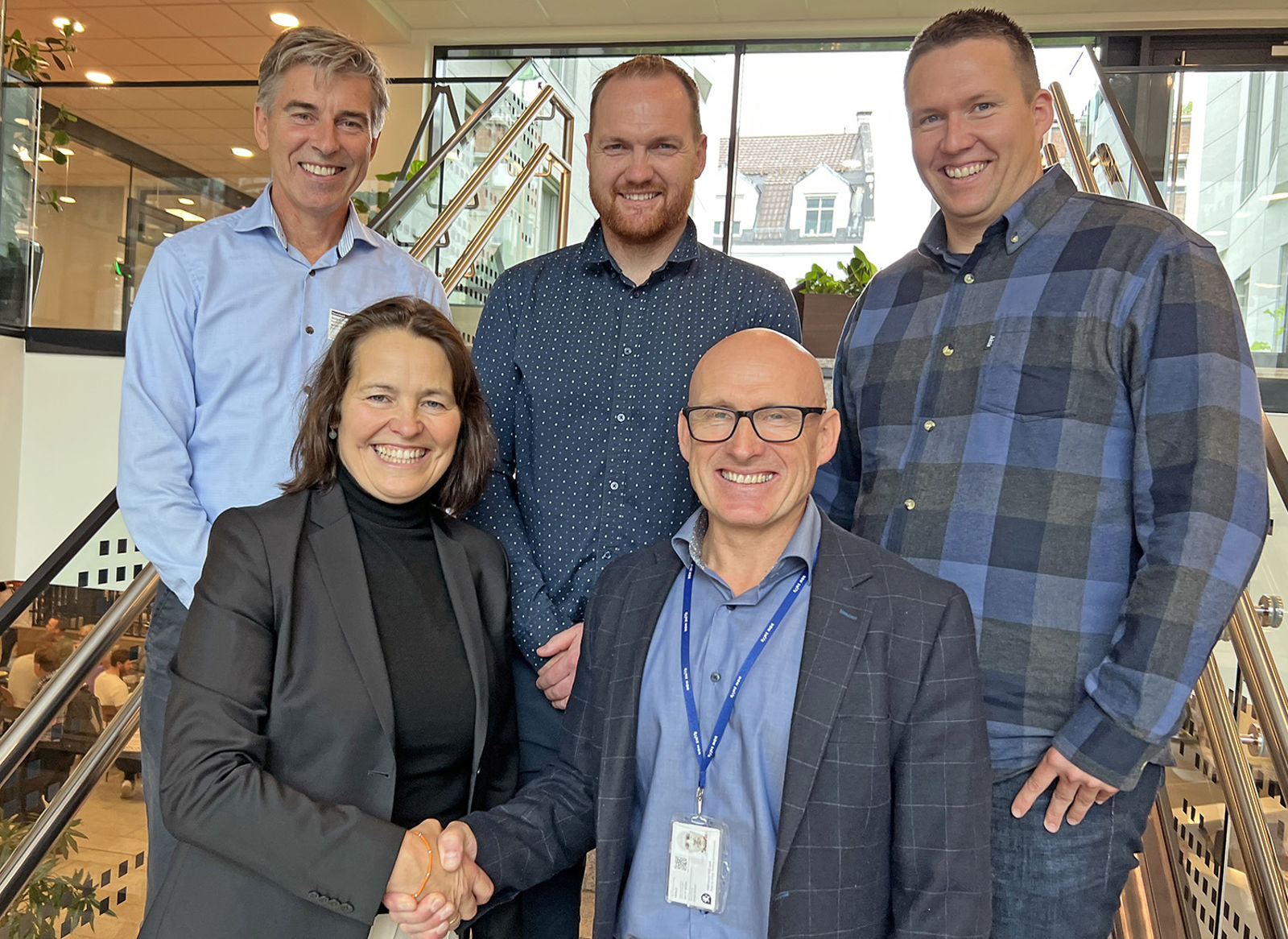 Blide kontraktspartnere utveksler håndtrykk