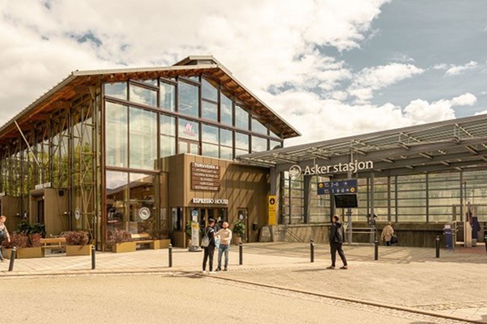 Asker stasjon ble åpnet i 1872 da Drammenbanen sto ferdig.